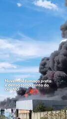 VÍDEO: Explosão em fábrica de EVA provoca incêndio e nuvem de fumaça preta em MG